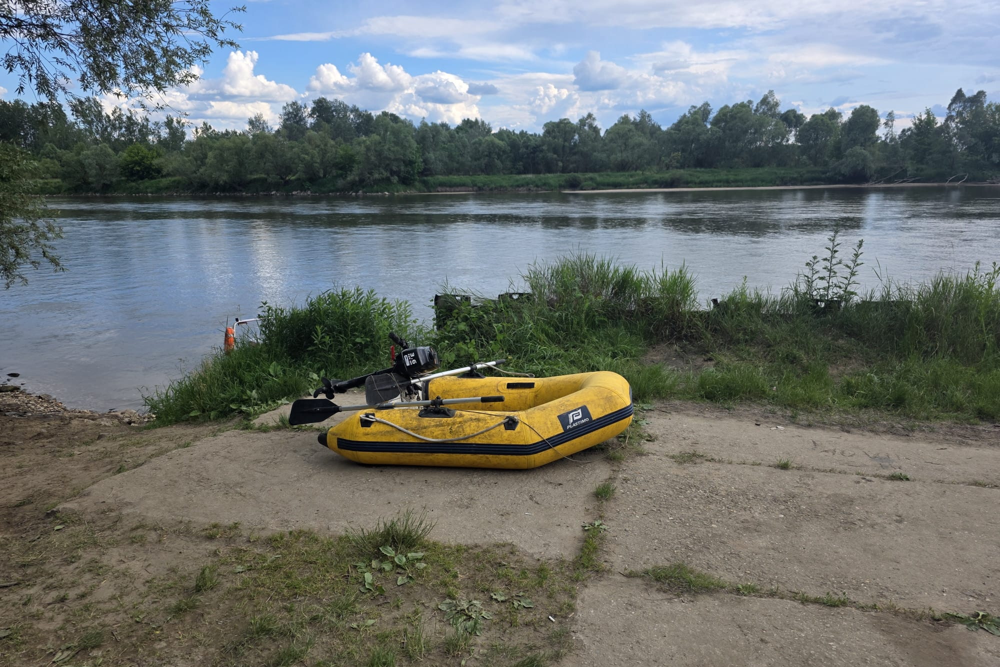 Pusty ponton i akcja służb na Wiśle