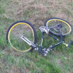 Wypadek z udziałem motocykla i roweru. Dwie osoby ranne - Radio Kielce