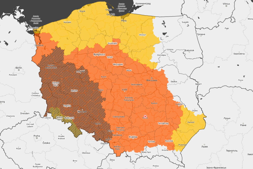 Czerwona mapa alertów. Wraz ze szczytem upałów nadciągają burze - Radio Kielce Czerwona mapa alertów. Wraz ze szczytem upałów nadciągają burze - Radio Kielce