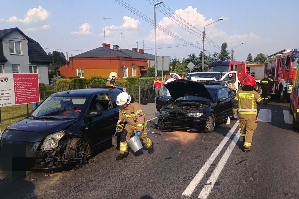 Zderzenie czterech samochodów, są ranni - Radio Kielce