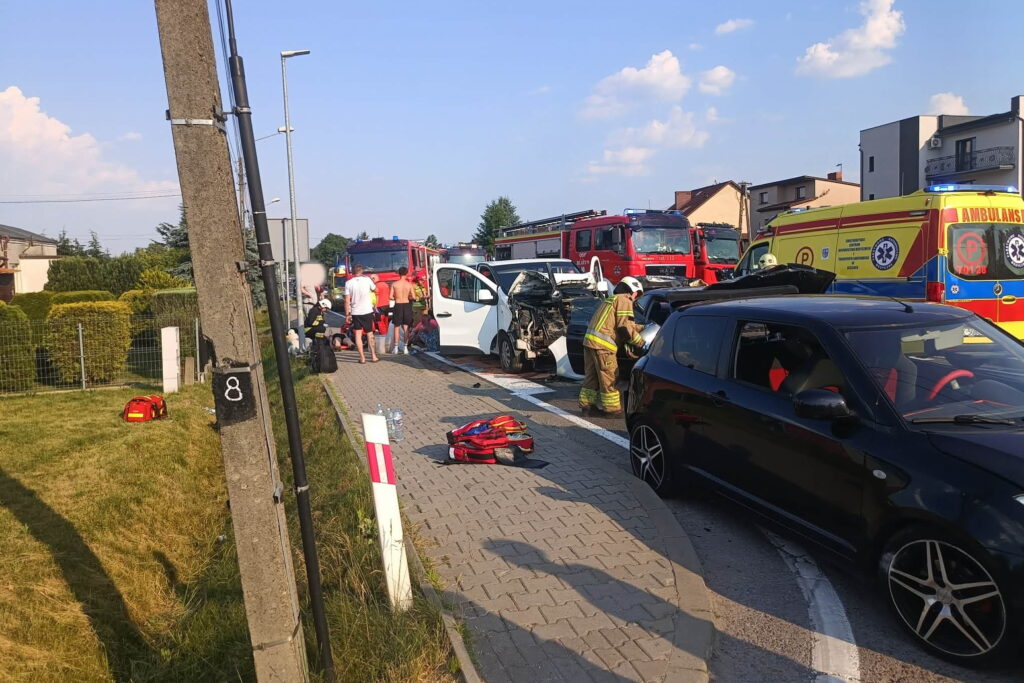 Zderzenie czterech samochodów, są ranni - Radio Kielce
