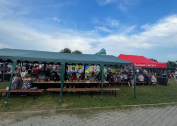 Świętojańskie wianki popłynęły Wisłą w Ciszycy - Radio Kielce Świętojańskie wianki popłynęły Wisłą w Ciszycy