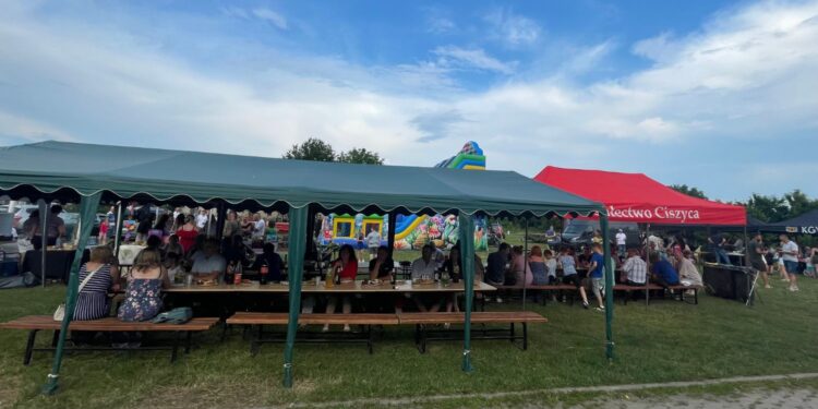 Świętojańskie wianki popłynęły Wisłą w Ciszycy