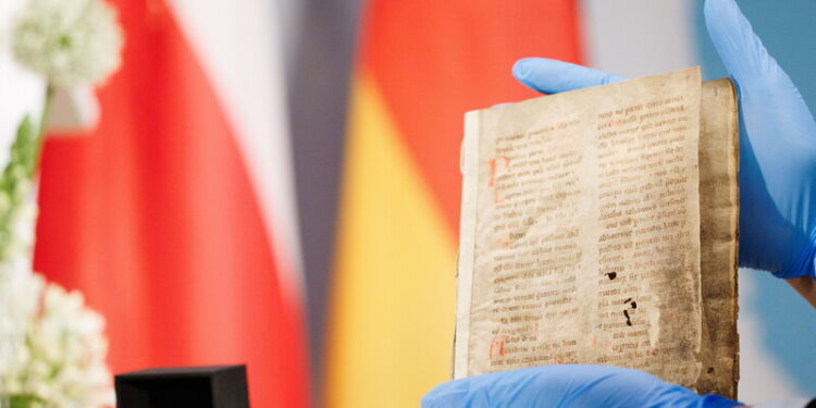 Rękopis „Gaude Mater Polonia” oraz pierścień Zygmunta I Starego wracają z Niemiec do Polski - Radio Kielce 17.06.2026. Berlin. / Foto: CLEMENS BILAN - PAP/EPA.