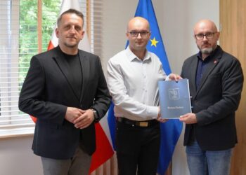 Skarżysko-Kamienna. Podpisanie umowy na przebudowę orlika przy ul. Zielnej / Źródło: UM Skarżysko
