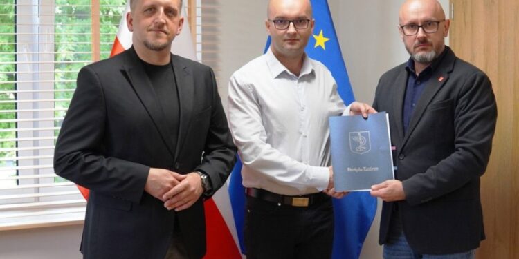 Skarżysko-Kamienna. Podpisanie umowy na przebudowę orlika przy ul. Zielnej / Źródło: UM Skarżysko