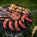 Co króluje na ruszcie? Ile jemy kiełbasy i co pijemy przy grillu?