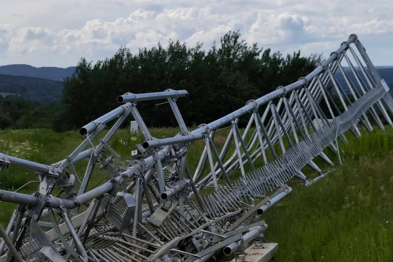 Runął metalowy maszt w Krajnie Pierwszym. To cud, iż nikt nie ucierpiał