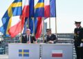 29.06.2026. Gdynia. Zastępca Szefa Agencji Uzbrojenia gen. bryg. Michał Marciniak (C) oraz prezes i dyrektor generalny SAAB Micael Johansson (L) podczas podpisania umowy na zakup trzech okrętów podwodnych A26 dla Marynarki Wojennej RP w ramach programu Orka, 29 bm. / Fot. PAP/Marcin Gadomski