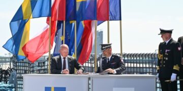 29.06.2026. Gdynia. Zastępca Szefa Agencji Uzbrojenia gen. bryg. Michał Marciniak (C) oraz prezes i dyrektor generalny SAAB Micael Johansson (L) podczas podpisania umowy na zakup trzech okrętów podwodnych A26 dla Marynarki Wojennej RP w ramach programu Orka, 29 bm. / Fot. PAP/Marcin Gadomski
