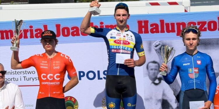 Mateusz Błaszak na podium Memoriału Joachima Halupczoka - Radio Kielce Źródło: Cyclo Korona Kielce/Świętokrzyskie Cycling Team