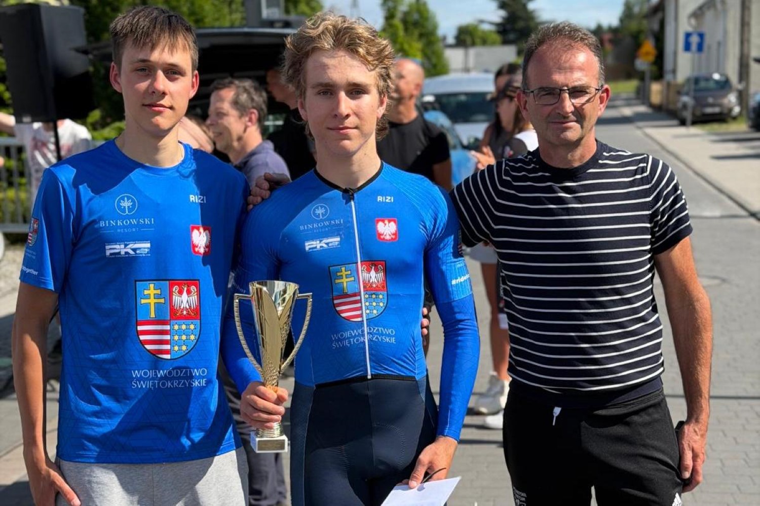 Mateusz Błaszak na podium Memoriału Joachima Halupczoka - Radio Kielce Źródło: Cyclo Korona Kielce/Świętokrzyskie Cycling Team