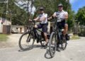 Policjanci przypilnują porządku nad popularnym kąpieliskiem - Radio Kielce 19.06.2026. Sielpia. Zalew. Policjanci na rowerach / Fot. Magdalena Galas-Klusek - Radio Kielce