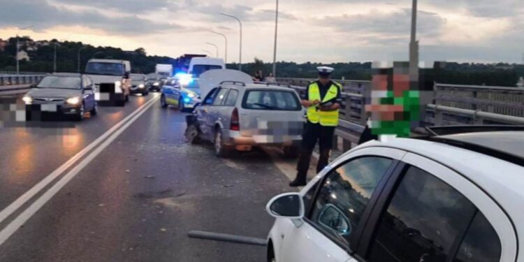 Karambol na moście w Sandomierzu - Radio Kielce 09.06.2026. Sandomierz. Cztery samochody zderzyły się na moście / Fot. policja