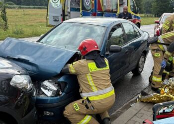Czołowe zderzenie, jedna osoba w ciężkim stanie