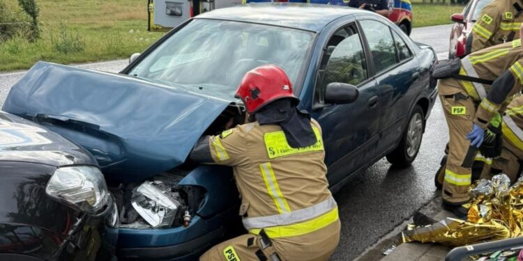 Czołowe zderzenie, jedna osoba w ciężkim stanie