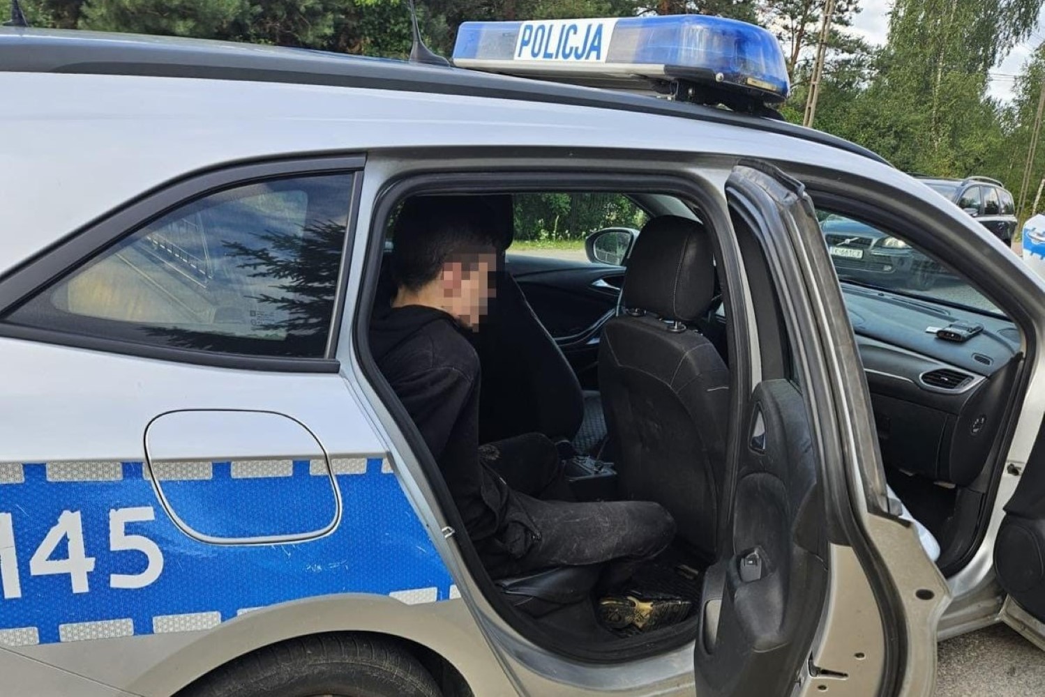 Aktywny zakaz i narkotyki. Policjanci ścigali o poranku nieodpowiedzialnego kierowcę