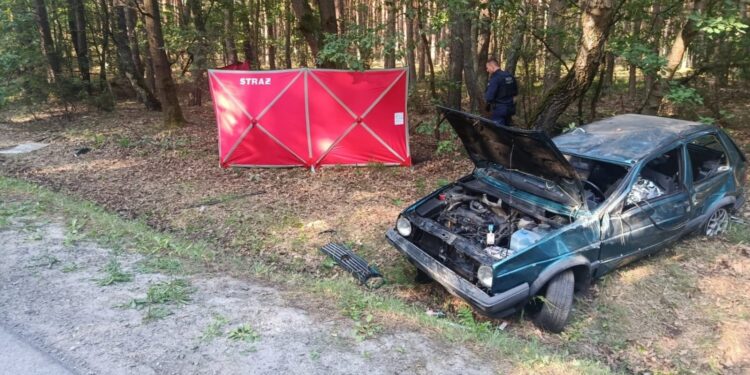 Tragiczny wypadek w Wólce Żabnej. Dachował samochód z pięcioma osobami - Radio Kielce Tragiczny wypadek w Wólce Żabnej. Dachował samochód z pięcioma osobami