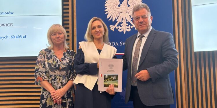 Seniorzy otrzymają wsparcie. Gminy zapłacą sąsiadom - Radio Kielce 15.07.2026. Kielce. Świętokrzyski Urząd Wojewódzki. Podpisanie umów w ramach programu „Korpus wsparcia seniorów” / Fot. Iwona Murawska-Bujnowicz - Radio Kielce