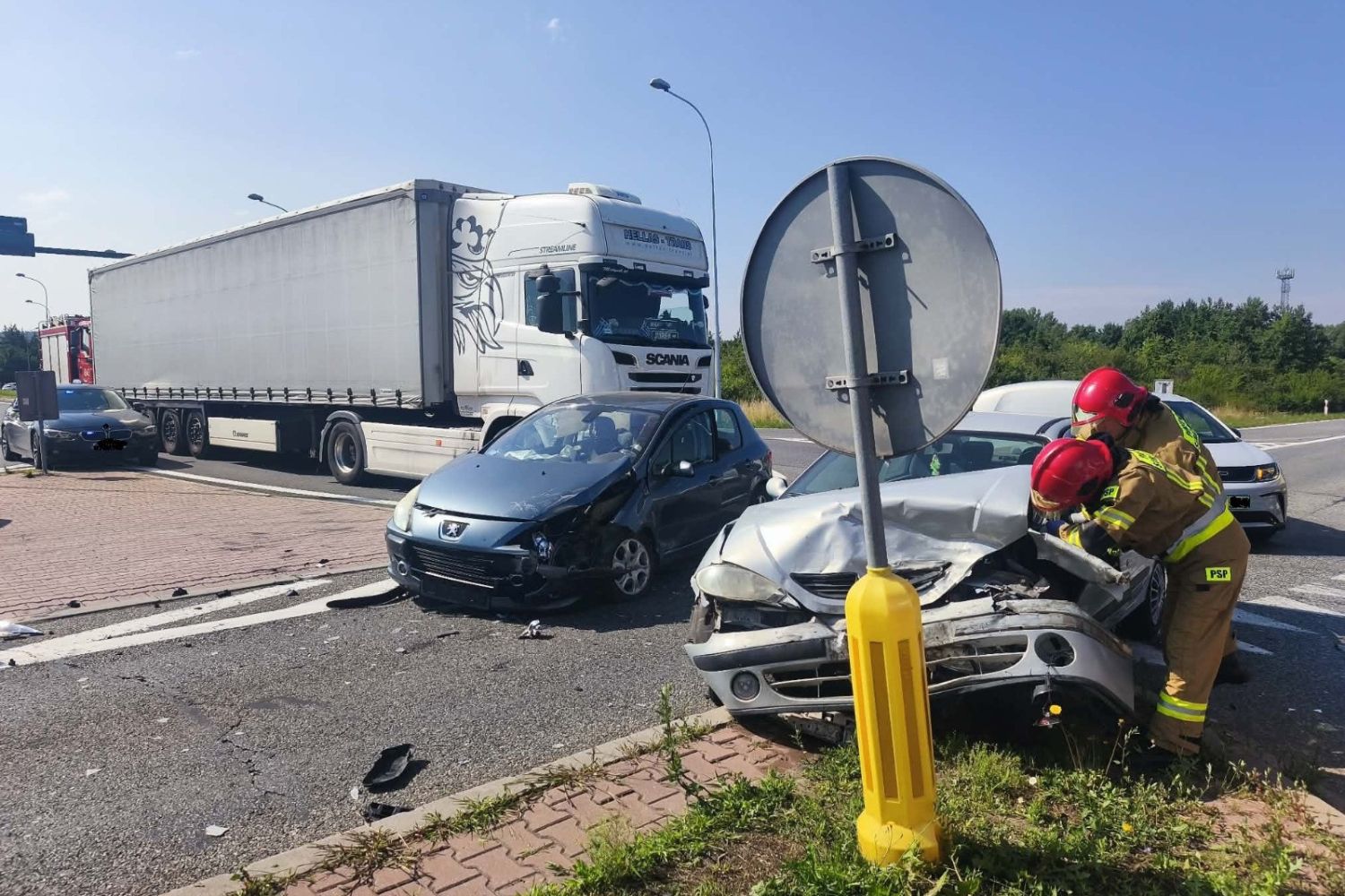 Trzy pojazdy zderzyły się na DK42