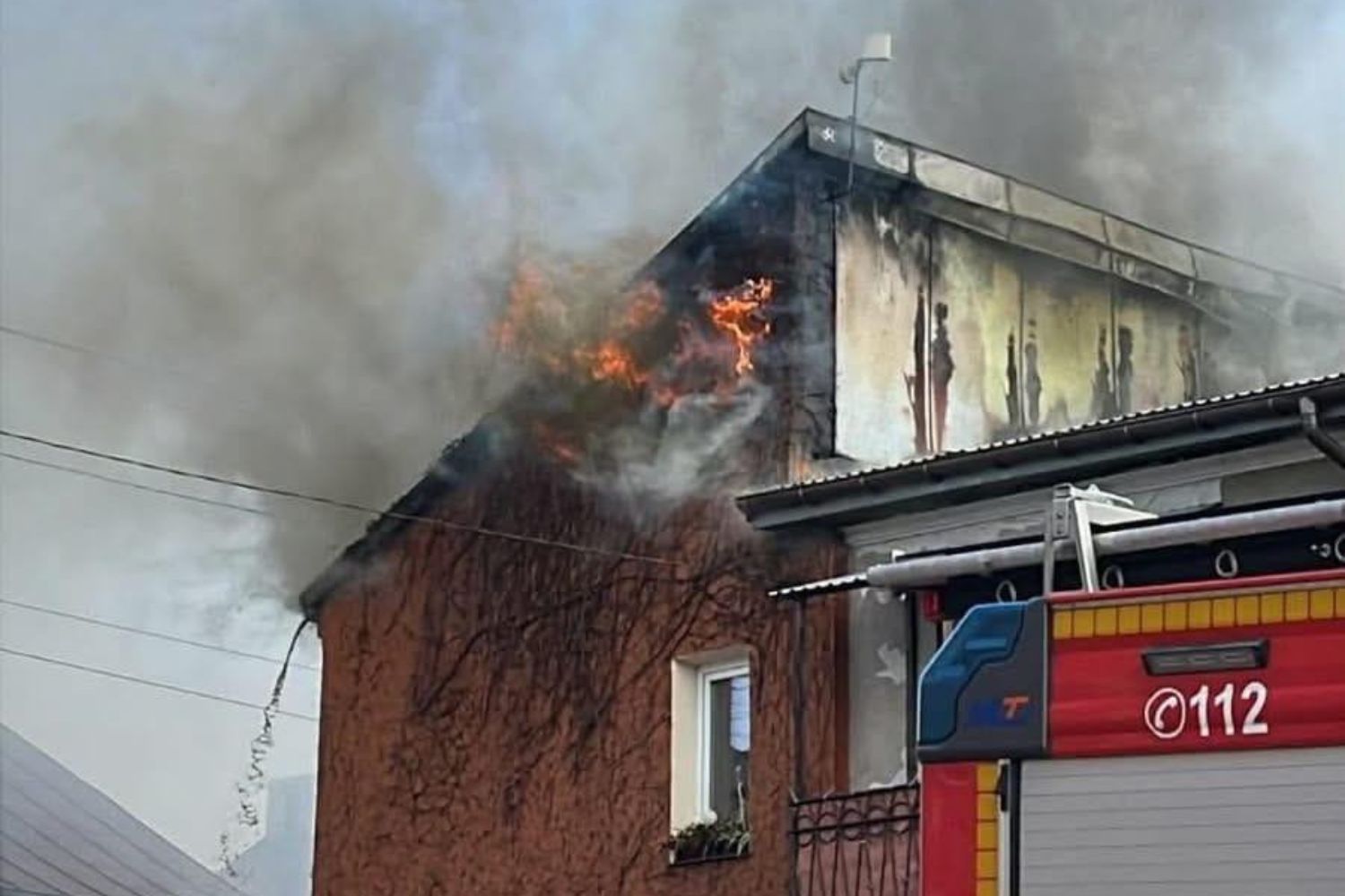 Pożar kamienicy w centrum Klimontowa