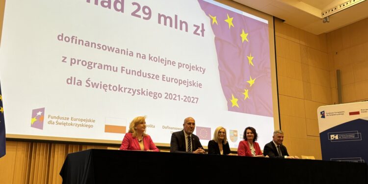 Kolejne gminy w regionie uzyskały wsparcie na rozwój i ekologię - Radio Kielce 23.07.2026. Kielce. Przekazanie pieniędzy m.in. na termomodernizacje / Fot. Marcin Marszałek - Radio Kielce