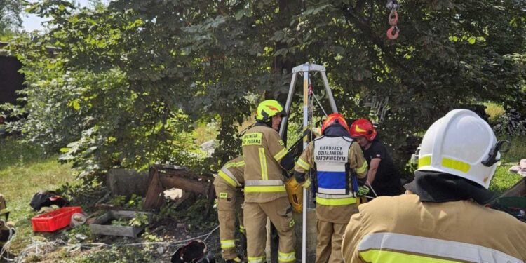 Jędrzejowscy strażacy uratowali kobitę, która wpadła do studni - Radio Kielce Fot. st. kpt. Karol Błaszczyk