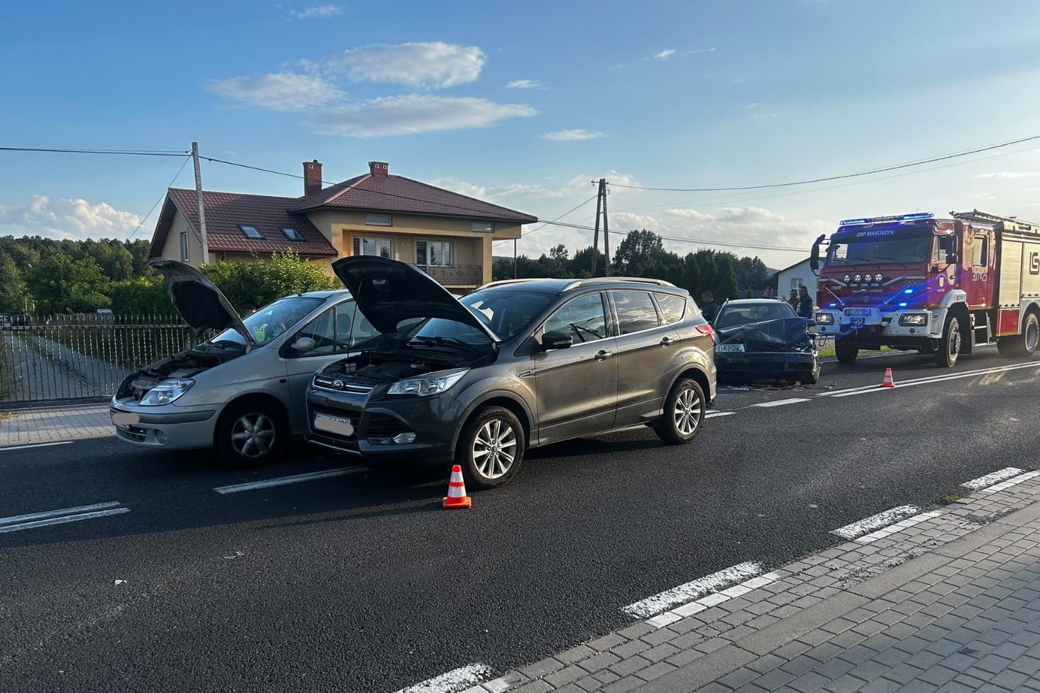 Zderzenie trzech samochodów na DK74. Jedna osoba ranna