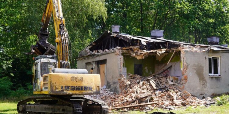 Szpecące baraki znikają ze Skarżyska-Kamiennej - Radio Kielce Skarżysko-Kamienna. Wyburzanie baraków / Fot. UM Skarżysko