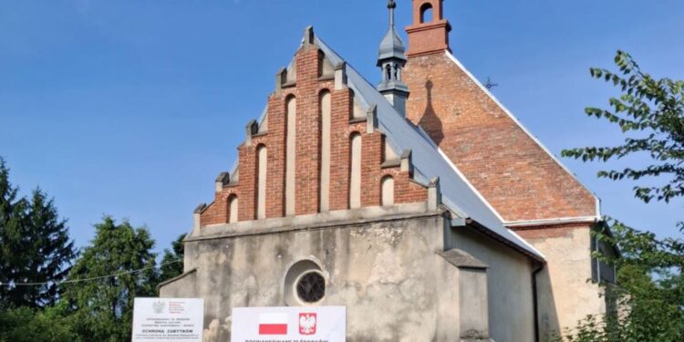 Gotycka świątynia doczekała się ważnego remontu - Radio Kielce Kościół pw. św. Stanisława Biskupa w Piotrkowicach w gminie Chmielnik / Fot. Starostwo Powiatowe w Kielcach - Facebook