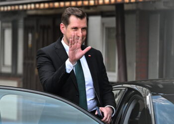28.07.2026. Warszawa, Europoseł PiS Tobiasz Bocheński przed siedzibą Prawa i Sprawiedliwości przy ul. Nowogrodzkiej w Warszawie po posiedzeniu Komitetu Politycznego PiS. / Fot. Radek Pietruszka - PAP