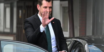 28.07.2026. Warszawa, Europoseł PiS Tobiasz Bocheński przed siedzibą Prawa i Sprawiedliwości przy ul. Nowogrodzkiej w Warszawie po posiedzeniu Komitetu Politycznego PiS. / Fot. Radek Pietruszka - PAP