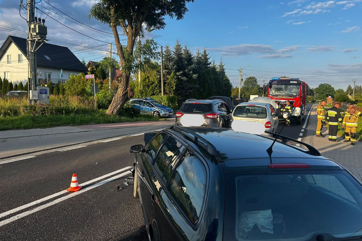 Zderzenie trzech samochodów na DK74. Jedna osoba ranna - Radio Kielce 20.07.2026. DK74. Makoszyn. Zderzenie trzech samochodów osobowych / Fot. policja