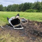 Samochód stanął w płomieniach po dachowaniu - Radio Kielce 04.07.2026. Radzanów. Pożar samochodu / źródło: policja