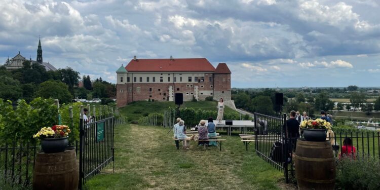 Sandomierscy dominikanie i lokalne winiarstwo mają 800 lat - Radio Kielce Sandomierscy dominikanie i lokalne winiarstwo mają 800 lat