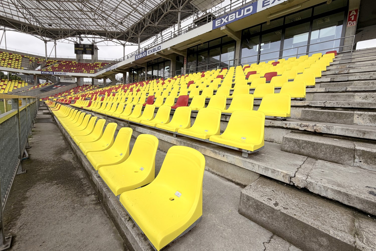 Exbud Arena już w pełni „żółto-czerwona”