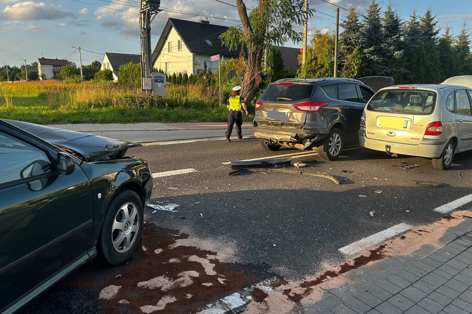 Zderzenie trzech samochodów na DK74. Jedna osoba ranna - Radio Kielce 20.07.2026. DK74. Makoszyn. Zderzenie trzech samochodów osobowych / Fot. policja