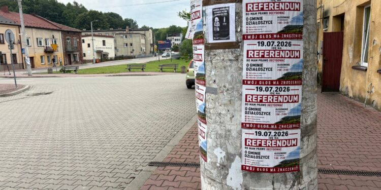 Referendum w gminie Działoszyce. W niedzielę mieszkańcy zdecydują o przyszłości - Radio Kielce 15.07.2026. Działoszyce. Banery referendalne / Fot. Marta Gajda-Kruk - Radio Kielce