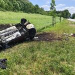 Samochód stanął w płomieniach po dachowaniu - Radio Kielce 04.07.2026. Radzanów. Pożar samochodu / źródło: policja