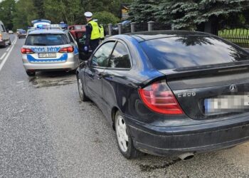 Aktywny zakaz i narkotyki. Policjanci ścigali o poranku nieodpowiedzialnego kierowcę