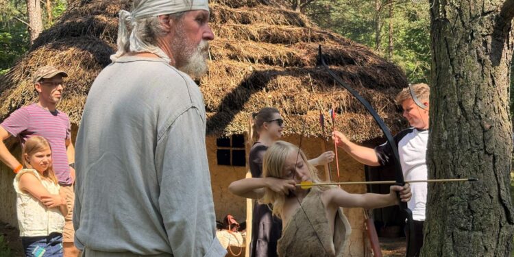 Archeolodzy i rekonstruktorzy odtwarzali dawny świat w Krzemionkach - Radio Kielce Archeolodzy i rekonstruktorzy odtwarzali dawny świat w Krzemionkach