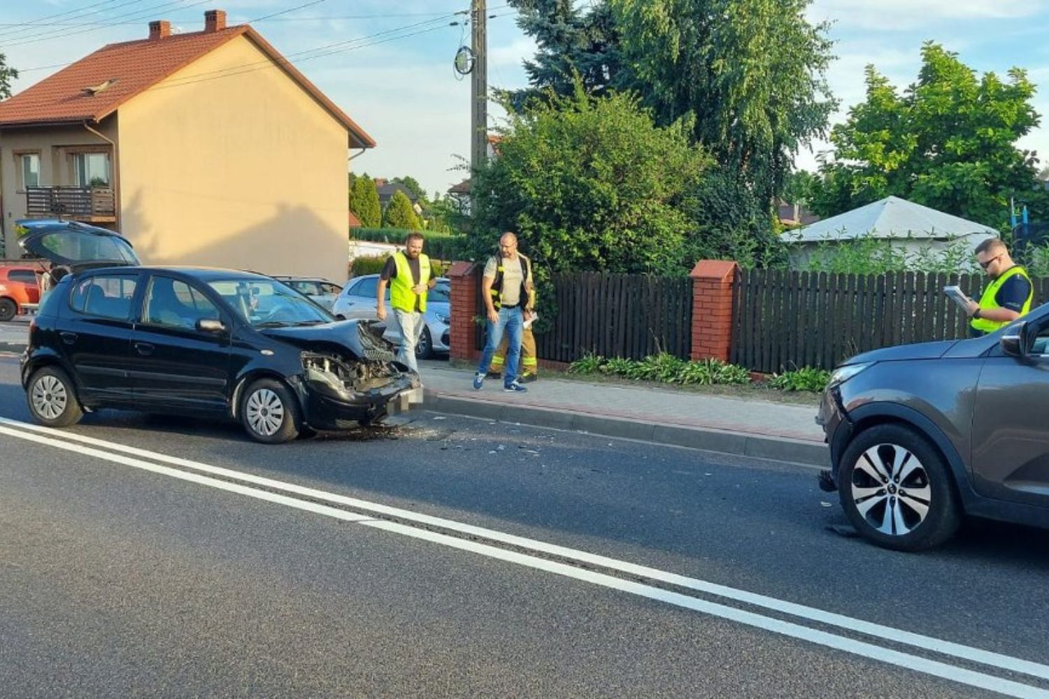 Kobieta ranna w wypadku. Jadąca do zdarzenia karetka zderzyła się z autem osobowym
