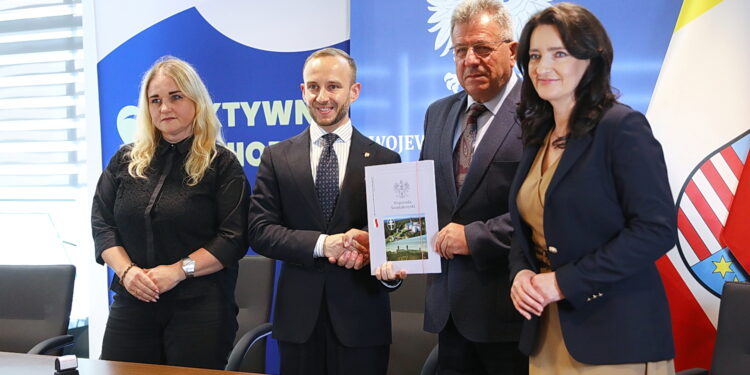 20.07.2026. Kielce. Świętokrzyski Urząd Wojewódzki. 12 świętokrzyskich samorządów otrzymało dofinansowanie z programu „Aktywni Seniorzy – ASY” / Fot. Wiktor Taszłow - Radio Kielce