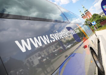 Bezpłatny, wakacyjny autobus na Święty Krzyż wyrusza na trasę