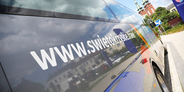 Bezpłatny, wakacyjny autobus na Święty Krzyż wyrusza na trasę