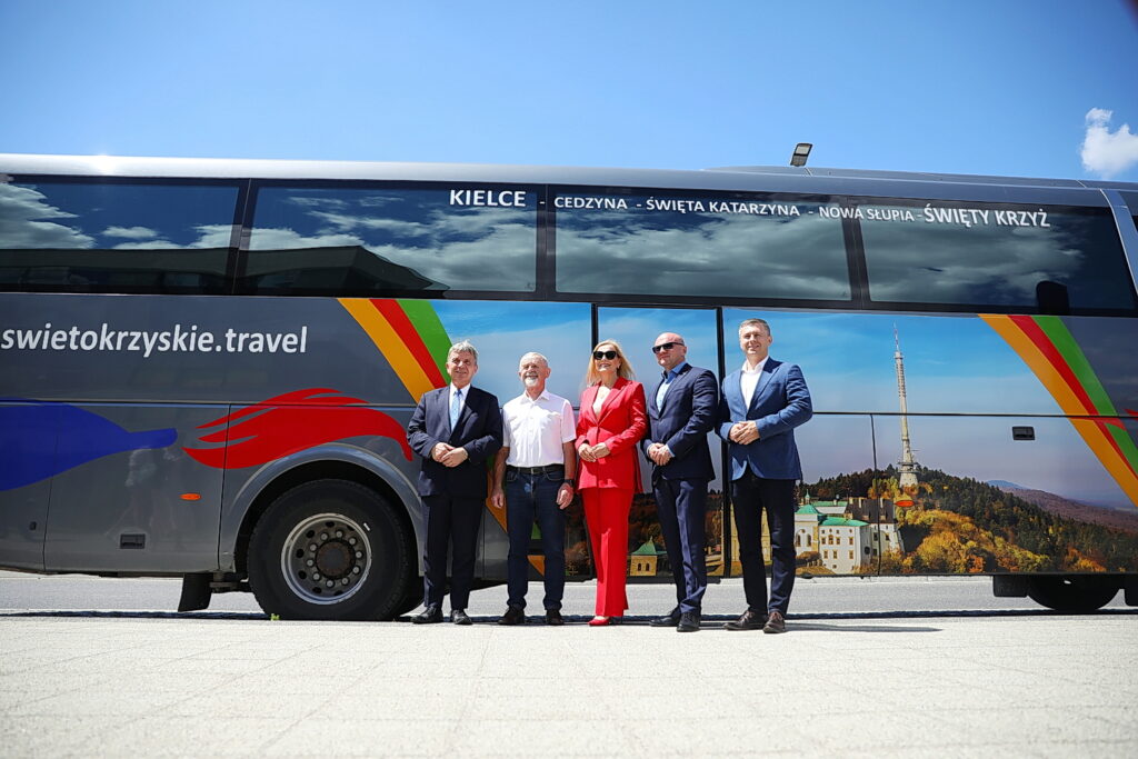 Bezpłatny, wakacyjny autobus na Święty Krzyż wyrusza na trasę - Radio Kielce