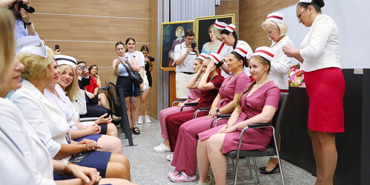 17.07.2026. Kielce. Collegium Medicum UJK. Czepkowanie nowych pielęgniarek i położnych / Fot. Wiktor Taszłow - Radio Kielce