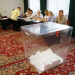 Mieszkańcy Działoszyc przy urnach - Radio Kielce 19.07.2026. Działoszyce. Referendum / Fot. Wiktor Taszłow - Radio Kielce