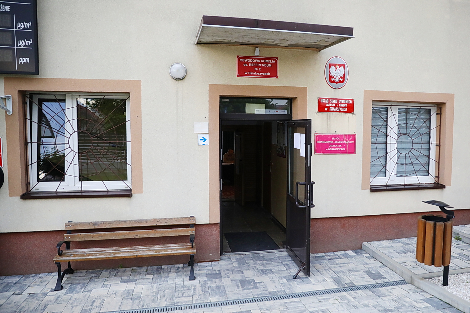 Mieszkańcy Działoszyc przy urnach
