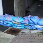 21.07.2026. Działoszyce. Regularnie zalewane ulice, woda wdzierająca się do budynków i wieloletnie oczekiwanie na rozwiązanie problemu. Z taką rzeczywistością od lat mierzą się mieszkańcy części Działoszyc, w tym lokatorzy jednego z komunalnych bloków w centrum miasta / Fot. Wiktor Taszłow – Radio Kielce